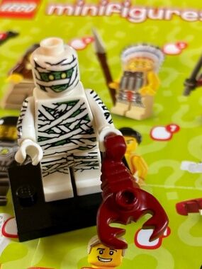 LEGO SERIES 3 "Mummy" col045 with stand, accessories & pamphlet.